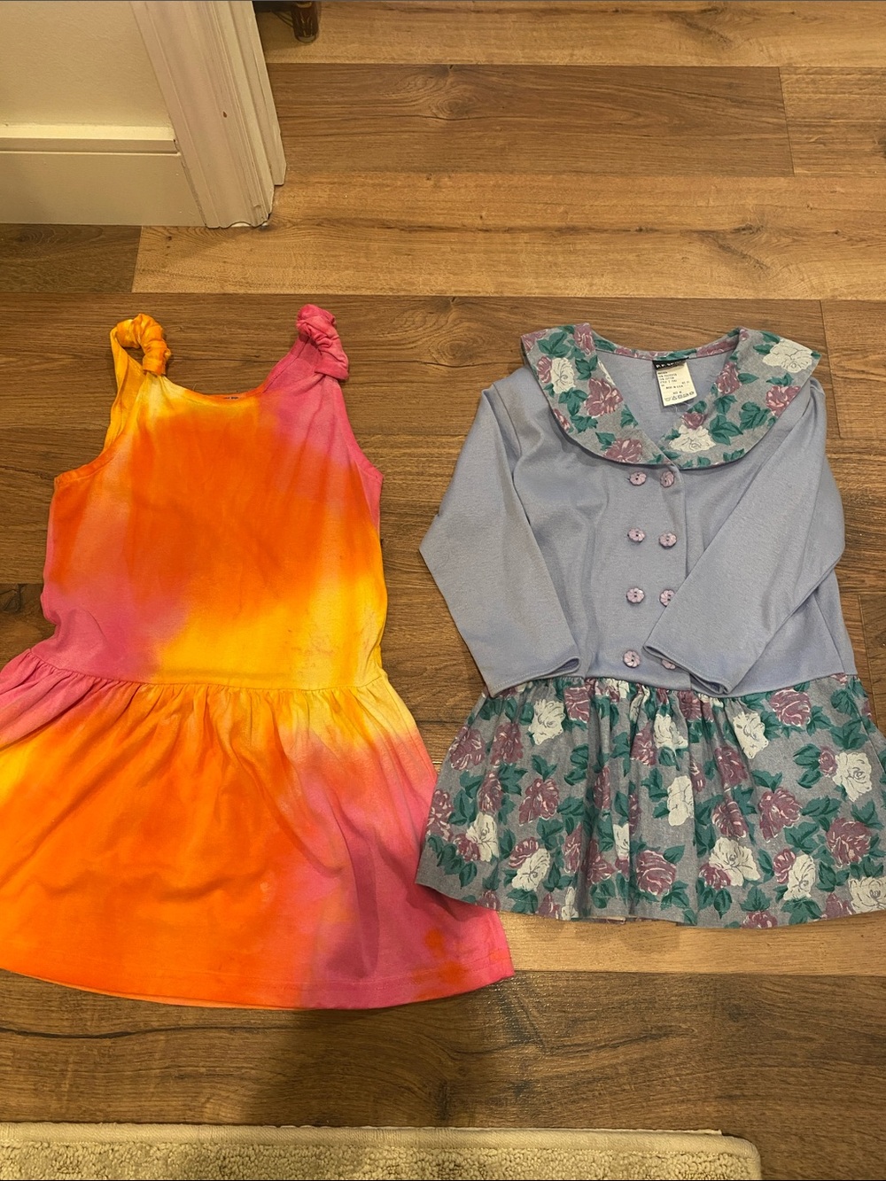 Girls dresses(2)
Tie dye size 7. Blue size 6